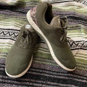 Strike Mvmnt Athletic Shoe 9.5 Excellent Preowned Condition